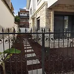 Sanat Sokagi Bahceli Ev *
