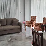 Sanat Sokagi Bahceli Ev *