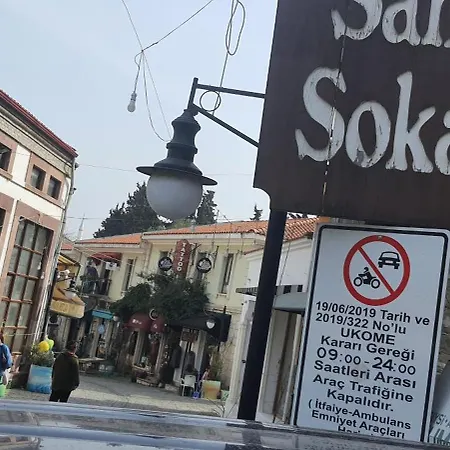 Sanat Sokagi Bahceli Ev 乌尔拉