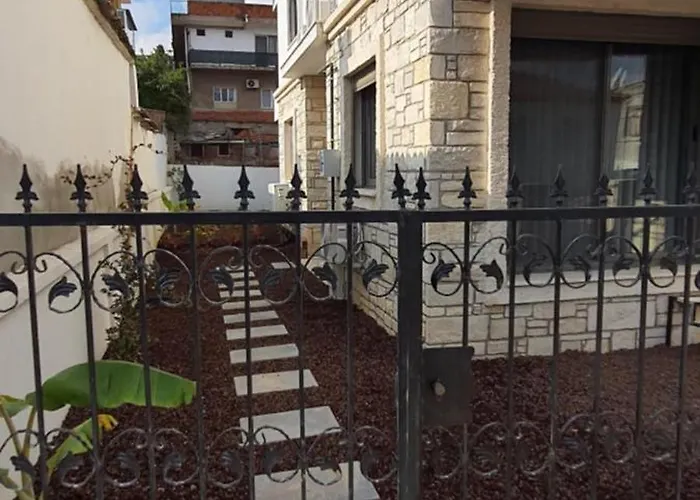 Sanat Sokagi Bahceli Ev *