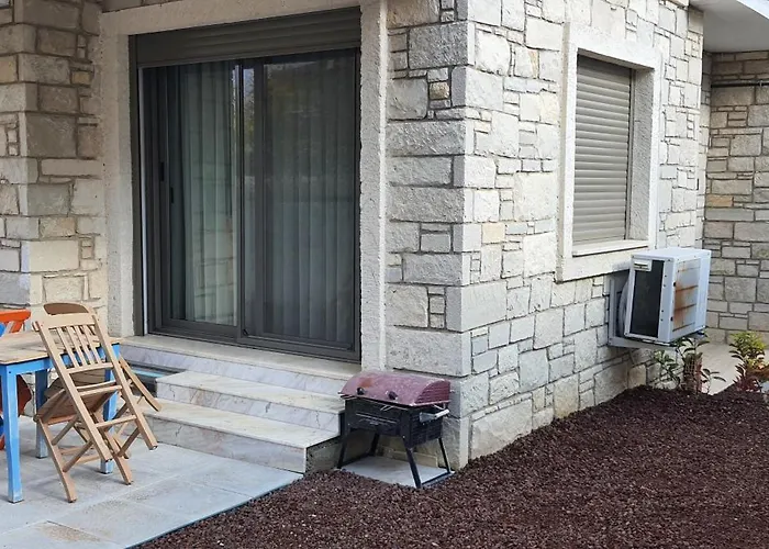 Sanat Sokagi Bahceli Ev אורלה