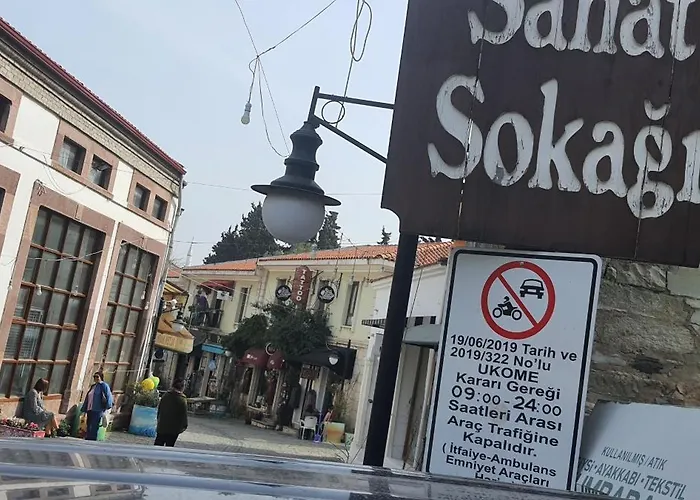 Sanat Sokagi Bahceli Ev אורלה